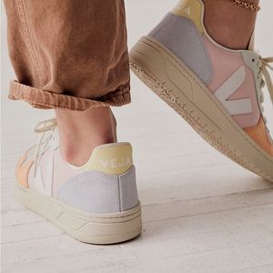 VEJA V-10 Sneaker